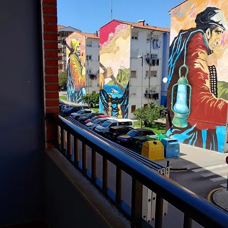 Piso Céntrico Con Balcón En Apartamento *