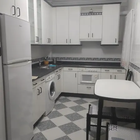 Piso Céntrico Con Balcón En *